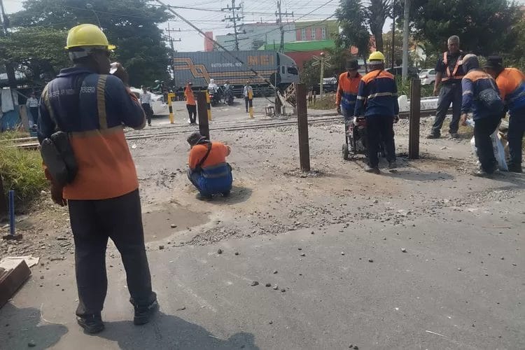 Pembatasan Kendaraan Roda 4 di Perlintasan JPL 316 Jalan Pahlawan Lamongan