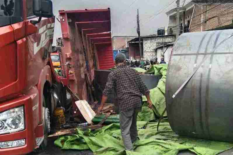 Truk Trailer Terguling di Lamongan, Gulungan Baja Seberat Tonan Berhamburan di Jalan Raya