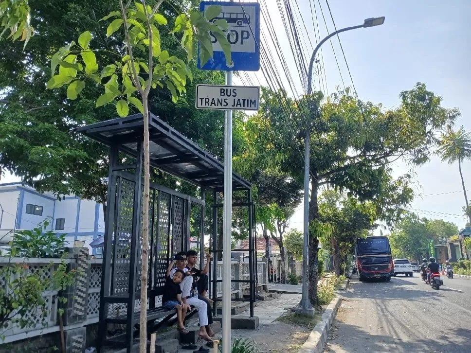 TRANSPORMASI LAMONGAN: Bus Trans Jatim Tetap Nyaman Meski Tanpa Halte Mewah di Semua Titik Krusial!