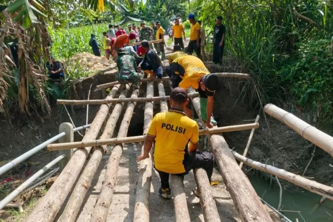Lamongan-Bojonegoro Bergerak Cepat, TNI/Polri/Warga All-Out Bangun Jembatan DARURAT! Akses Vital Pendidikan dan Ekonomi Diselamatkan!
