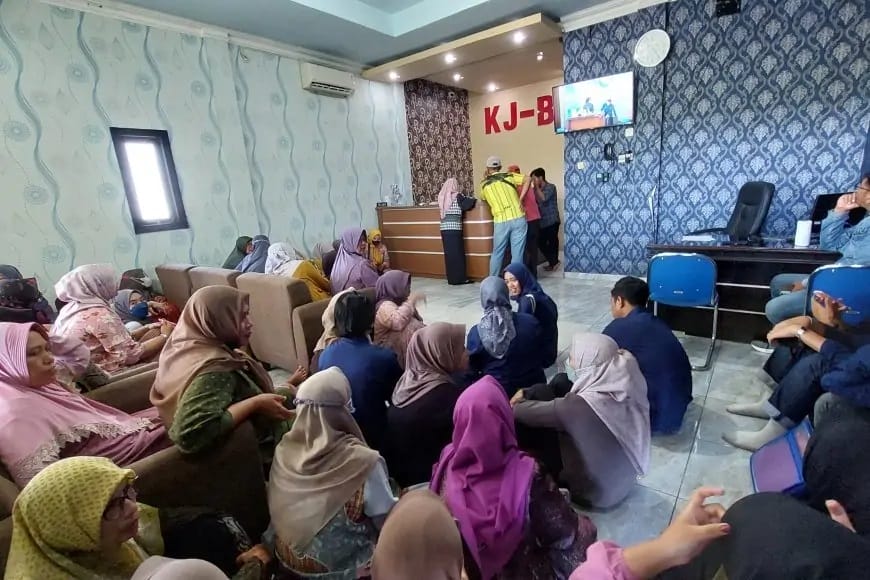 Ratusan Nasabah Serbu Koperasi KJ-BKN Lamongan, Rp 7 Miliar Dana Simpanan “Macet Total”! Janji Manis Hadiah Emas Berujung Gigit Jari!