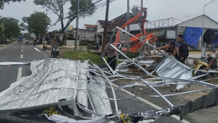 Angin Puting Beliung “Ngamuk” di Sukolilo: Warung & Rumah Luluh Lantak, Kerugian Tembus Rp145 Juta!
