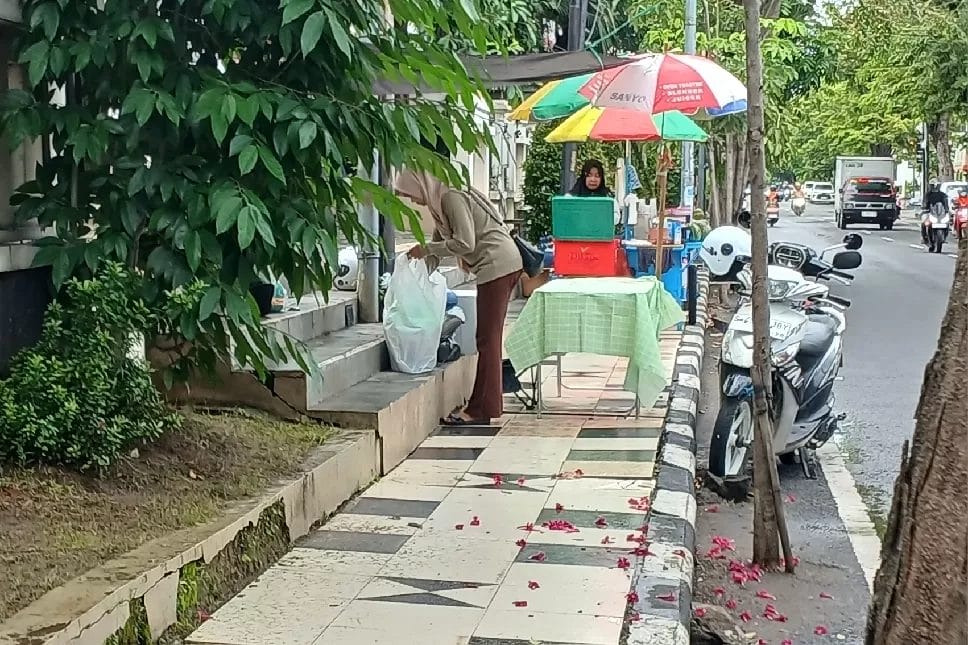 SURGA TAKJIL LAMONGAN! Satpol PP Beri “Lampu Hijau” PKL Jualan: Boleh Melapak 3 Jam, Tapi Awas Jangan “Ngeyel”!